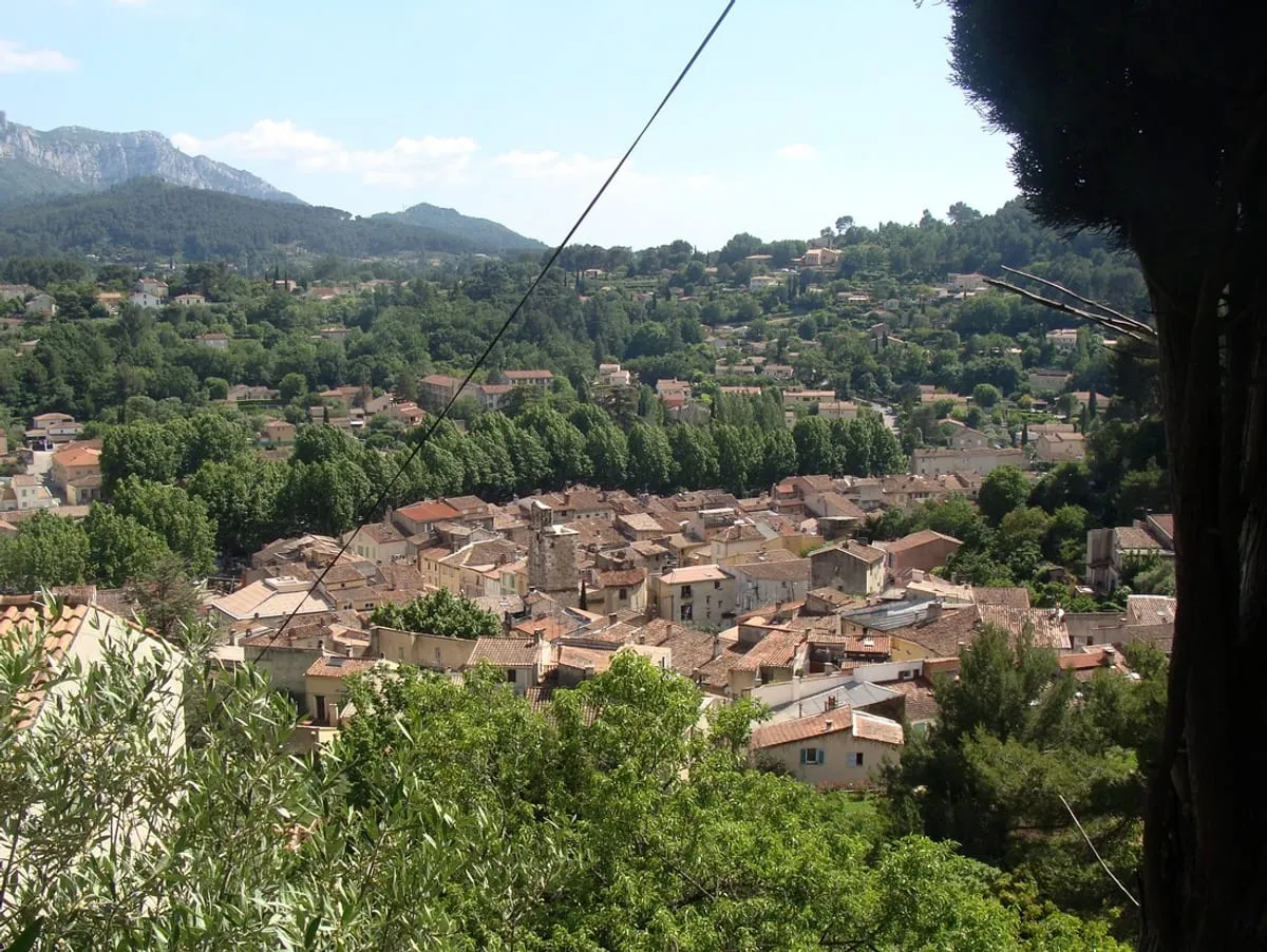 Le village d'Auriol vu depuis la colline Sainte-Croix