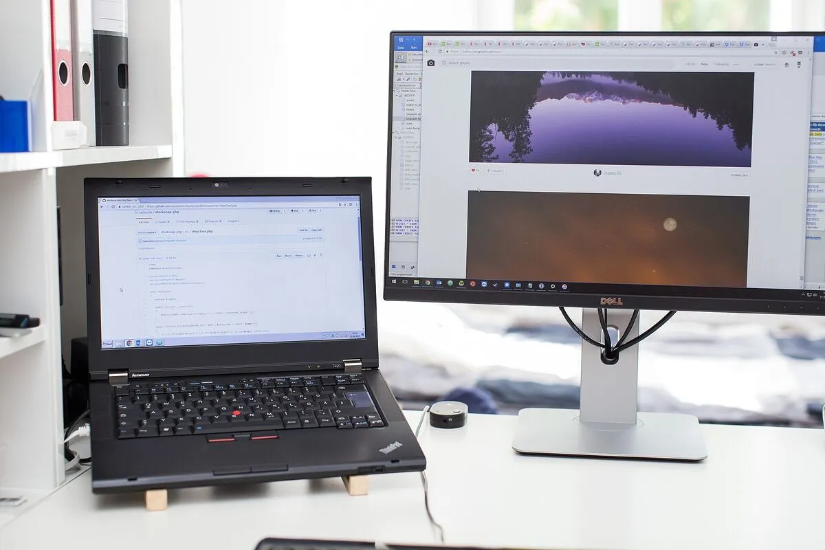 Ordinateur portable et écran externe sur un bureau