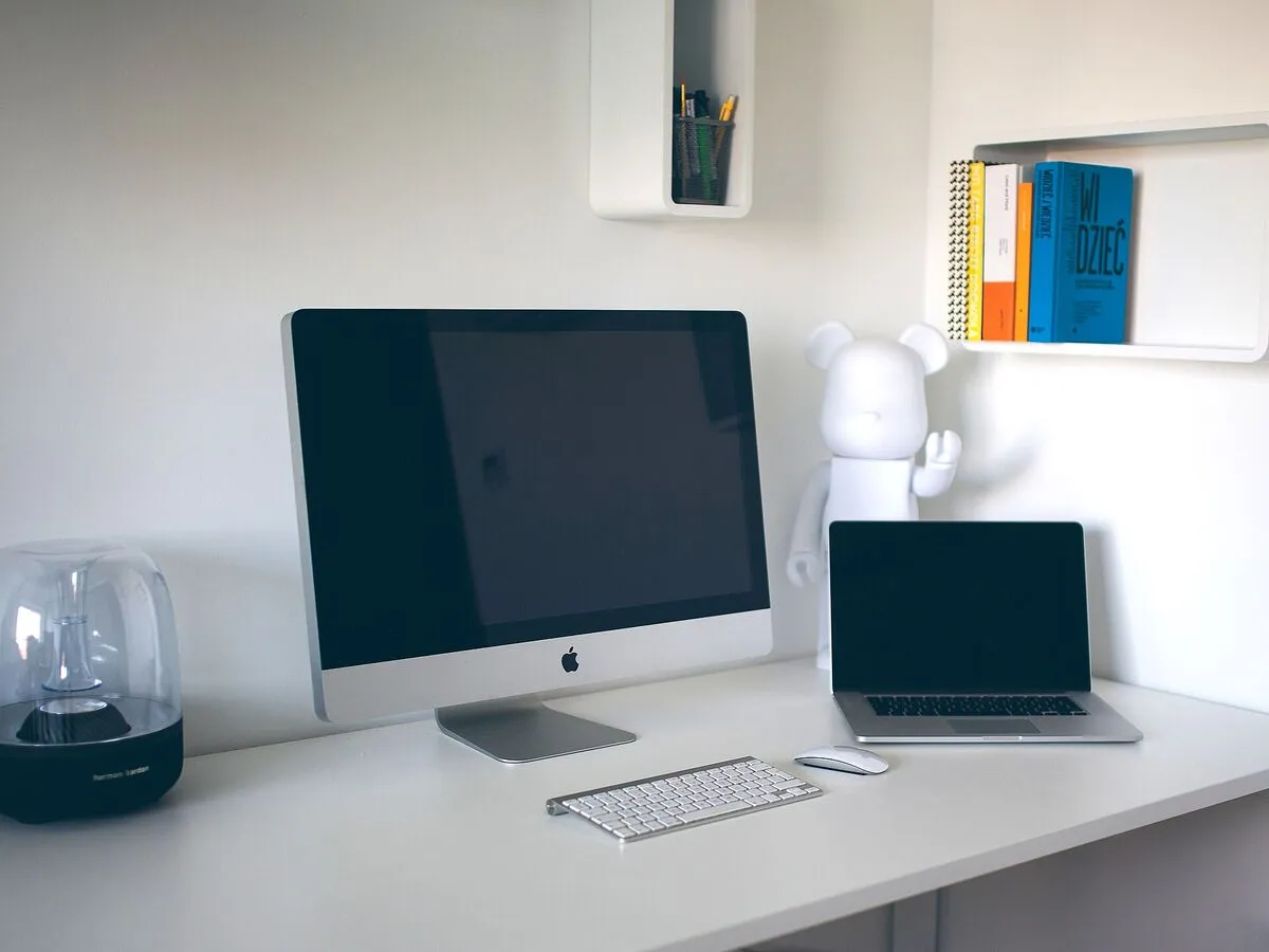 Poste de travail informatique dans un bureau