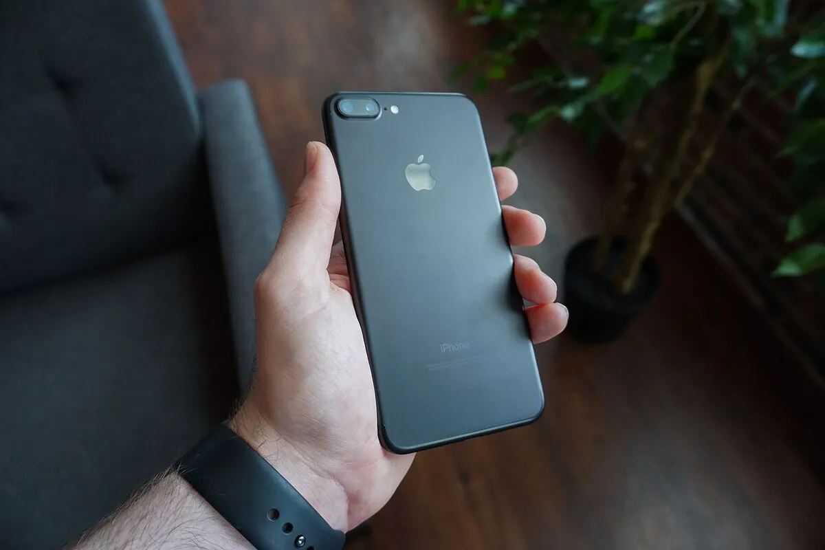 Smartphone tenu dans la main