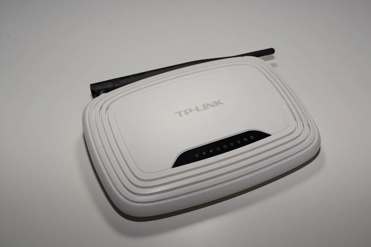 Routeur wifi posé sur un bureau